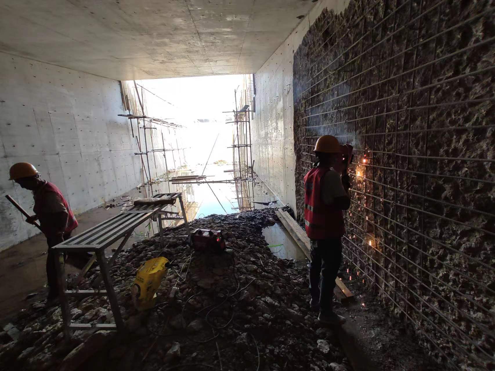 柳江挖断承重墙导致楼体开裂，加固施工方案出炉